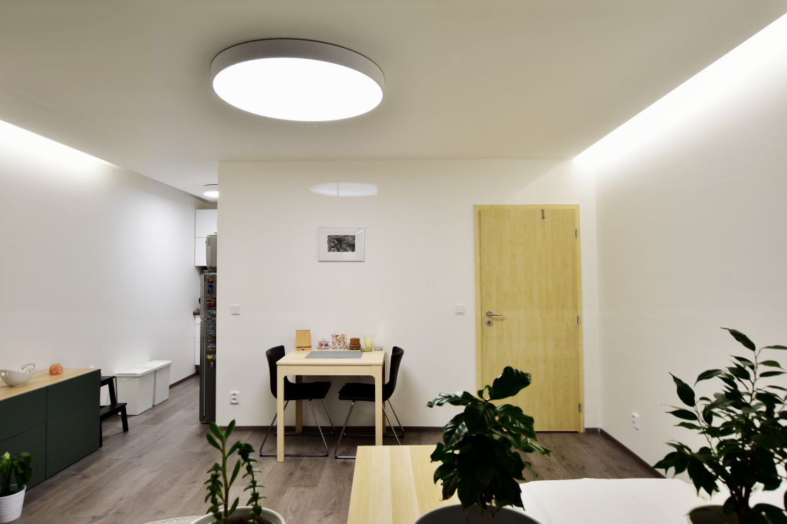 Rekonstrukce panelového bytu v Brně s řízenými svítidly