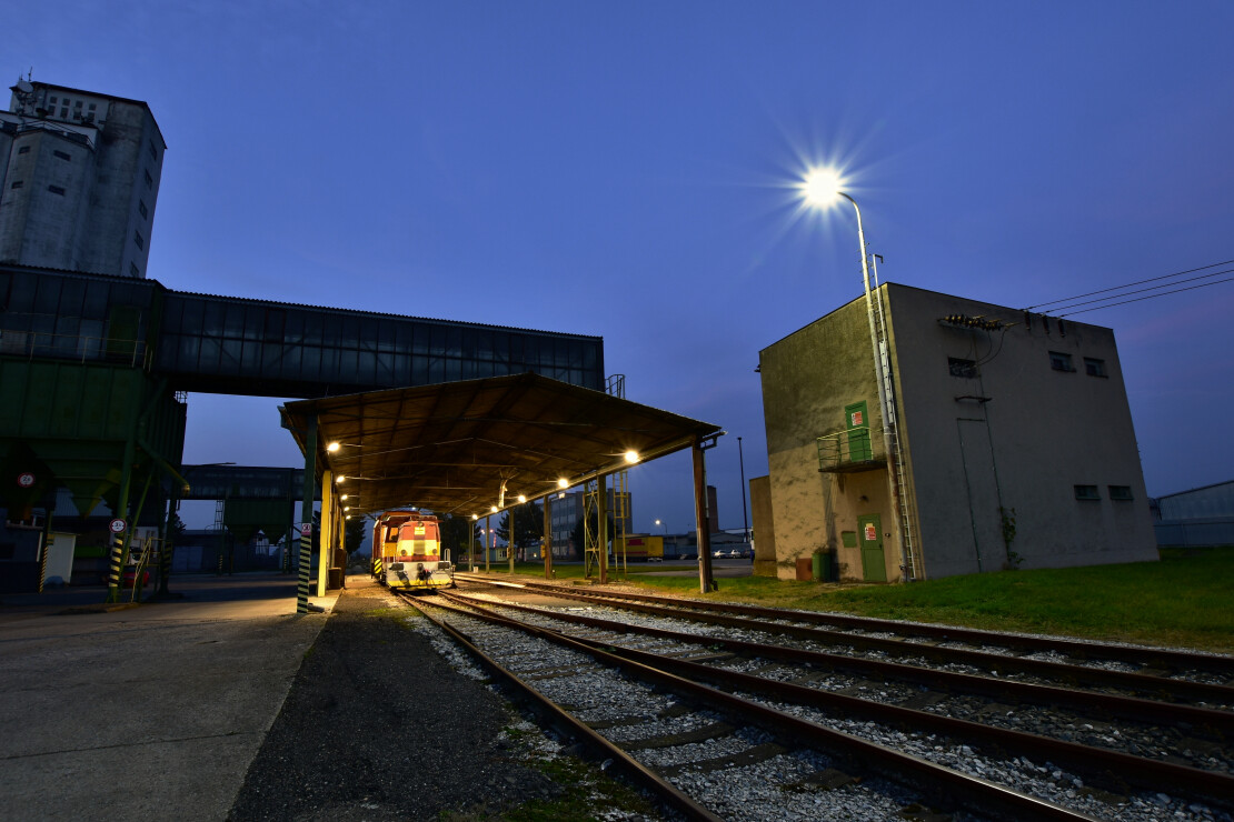 Železniční vlečka a přístřešek pro vlak